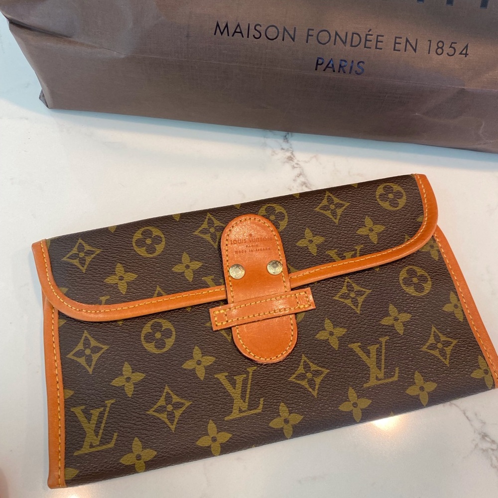 Louis Vuitton wallet/ clutch